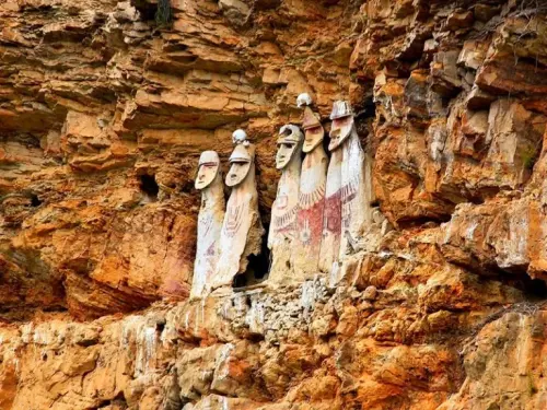 Tour Sarcófagos de Karají